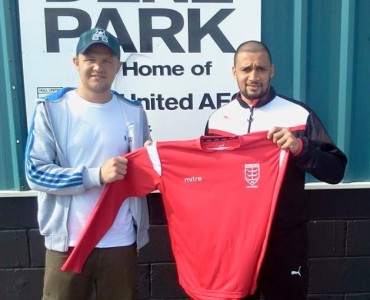 Hull United manager Curtis Woodhouse (right) with new signing David Nagi