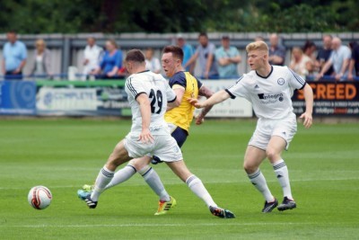 Liam Ormsby plays a pass. Picture: Ian Parker